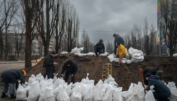 Russia-Ukraine War: গভীর  রাতে রাশিয়ার হামলার ঠিক আগে তিনি লিখেছিলেন, &#039;সামওয়ানস অন দ্য মুভ&#039;! কেন? 