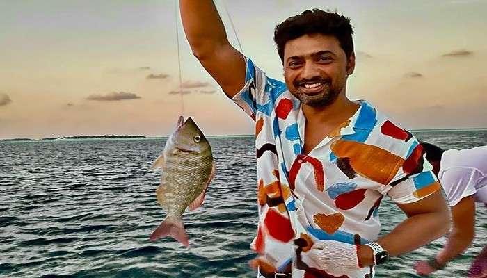 Dev-Rukmini Photo: সমুদ্রে ছিপ ফেলে মাছ ধরছেন দেব, রুক্মিনী মুগ্ধ প্রাকৃতিক সৌন্দর্যে