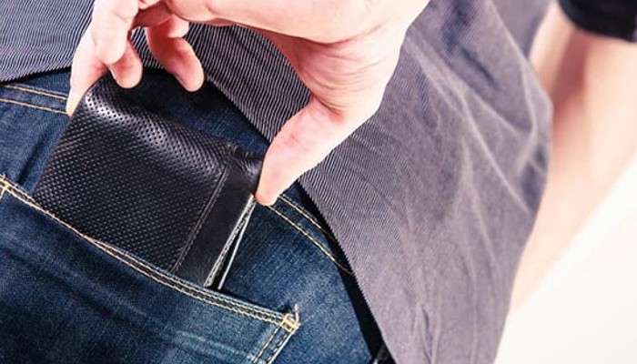 Wallet in Back Pocket: হিপপকেটে পার্স রাখেন? জানেন না কী ভয়ানক বিপদ ডেকে আনছেন!