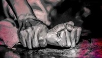 বাগানে 'অর্ধনগ্ন' অবস্থায় উদ্ধার অজ্ঞাত পরিচয় মহিলা! পাশেই মিলল মদের গ্লাস