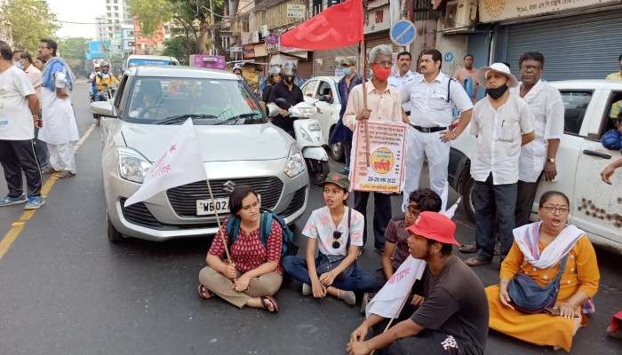 Bharat Bandh day 2 LIVE:  বনধের দ্বিতীয় দিন, সকাল থেকে রাজ্য জুড়ে শুরু অবরোধ-মিছিল 