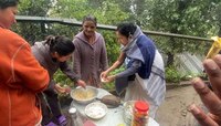 রাস্তার উপরই মোমো বানালেন মুখ্যমন্ত্রী, মেনে নিলেন পাহাড়ি মহিলাদের আবদারও
