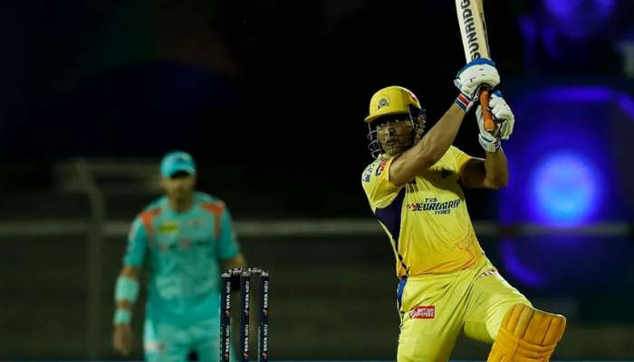 LSG vs CSK: ছক্কা হাঁকিয়ে MS Dhoni স্পর্শ করলেন AB de Villiers-কে!