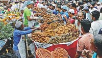 আস্ত খাসি, কোয়েল ও মুরগির রোস্ট! বিচিত্র এই ইফতারি পসরা কোথায় জানেন?  