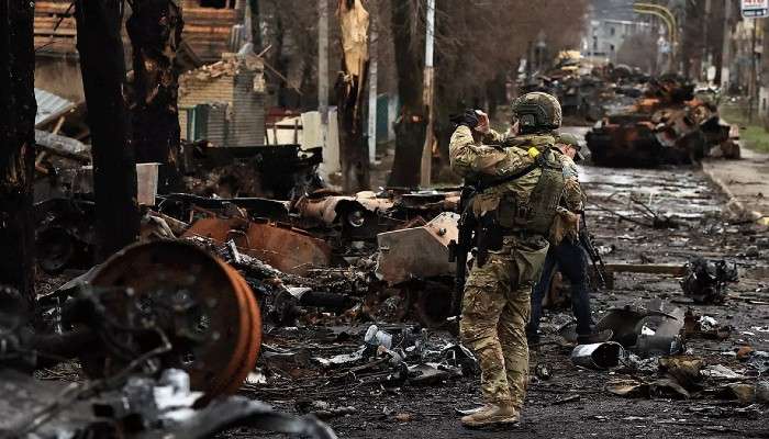 Russia-Ukraine War: কাদামাটি থেকে বেরিয়ে আছে হাত-পা! ইউক্রেনে ৪৫ ফুট পরিখায় গণকবর! রাশিয়ার হত্যাযজ্ঞ?