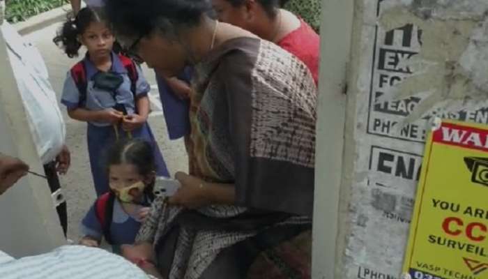 School Fees: স্কুল ফিজ নিয়ে তুলকালাম, ক্লাস করতে দেওয়া হল না ছাত্রীদের 