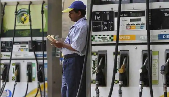     Petrol-Diesel Price Hike: ফের জ্বালানির মূল্যবৃদ্ধি, সেঞ্চুরি থেকে ১৭ পয়সা দূরে ডিজেল