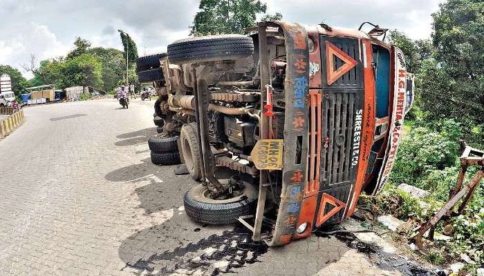 Malbazar: চাকা পিছলে খাদে উল্টে গেল ট্রাক, দুর্ঘটনাস্থলে জ্বলল আগুন