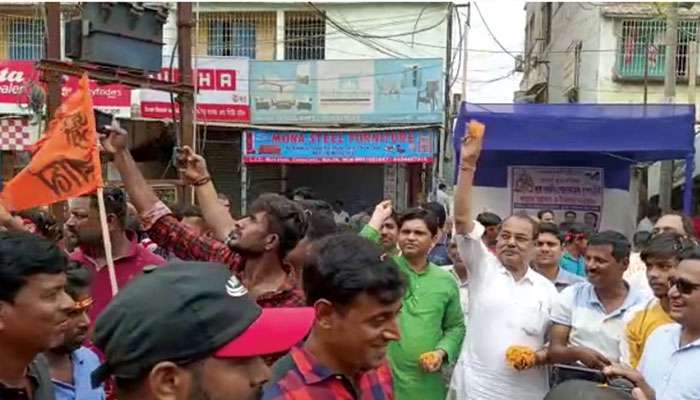 Ram Navami: রাম নবমীর উত্সবে সামিল তৃণমূল নেতারা, মিছিলকারীদের উপরে ফুল ছুড়লেন বিধায়ক 