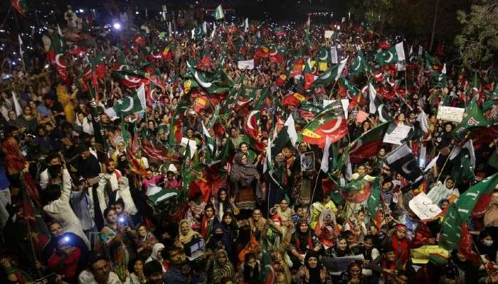 Pakistan: ইমরানের সমর্থনে পাকিস্তানের রাজপথে জনজোয়ার