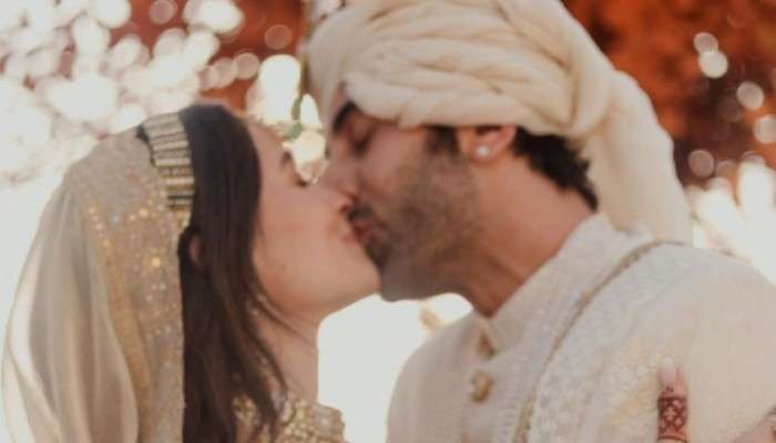 Ranbir Kapoor-Alia Bhatt Wedding Photo: ঠোঁটে ঠোঁট রেখে নতুন জীবন শুরু করলেন রণবীর-আলিয়া, ভাইরাল বিয়ের ছবি