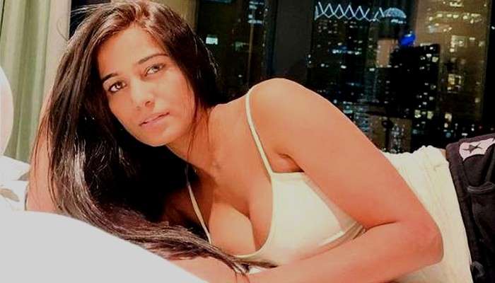 Poonam Pandey in Lock Upp: পুনম পাণ্ডের জন্য তাঁর বাবা-মাকে বাড়ি ছাড়তে বাধ্য করেছিল প্রতিবেশীরা, কান্নায় ভেঙে পড়লেন মডেল 