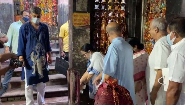 Mamata Banerjee: &#039;মানুষের কাছে আমরা কৃতজ্ঞ&#039;, কালীঘাট মন্দিরে পুজো দিলেন মুখ্যমন্ত্রী