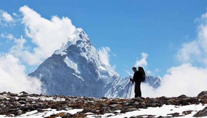 Mount Everest: মাউন্ট এভারেস্টে খুম্বু হিমবাহের কাছে বসে বসে মারা গেলেন এক শেরপা 