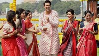 গঙ্গাবক্ষে বর্ষবরণে দেব, রোমান্টিক গানে পা মেলালেন মিঠাই-যমুনা-পিলু ও রানিমার সঙ্গে