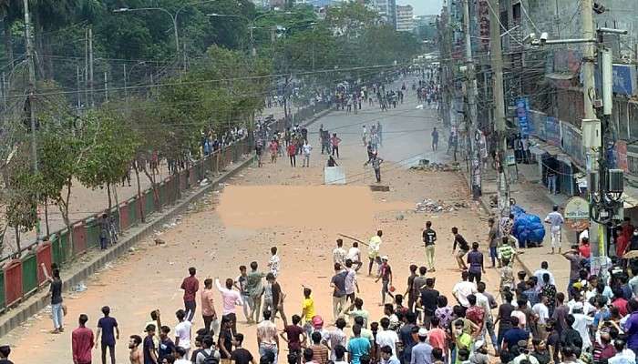 Bangladesh Clash: ঢাকায় ধুন্ধুমার! কলেজ পড়ুয়া-ব্যবসায়ীদের সংঘর্ষে কার্যত &#039;স্তব্ধ&#039; রাজধানী 