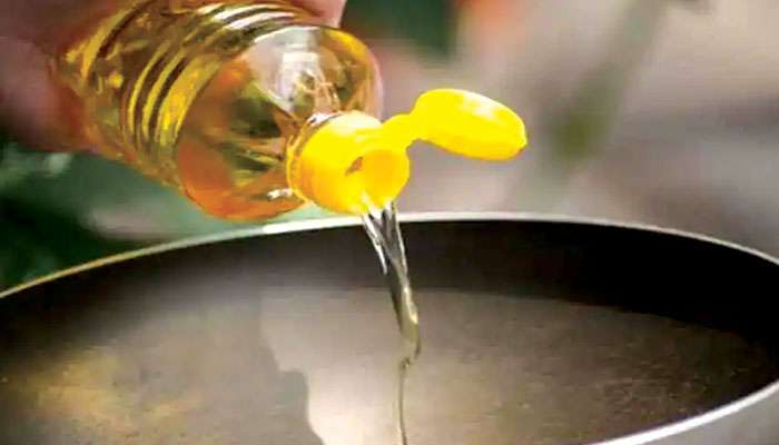 Cooking Oil Price: পেট্রোল-ডিজেলের দামে আগুন, এবার দামি হচ্ছে রান্নার তেলেরও!