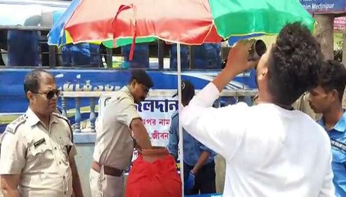 Heatwave: মানবিক পুলিস! হাঁসফাঁস গরমে পথচারী-গাড়িচালকদের তেষ্টা মেটাচ্ছে ORS জল-বাতাসায় 