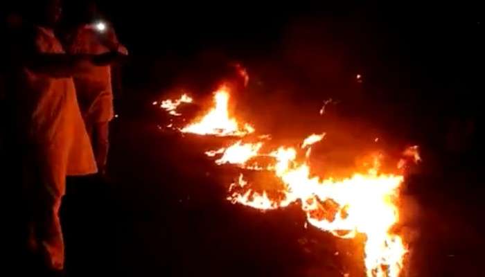 Birbhum: ২৭ ঘণ্টা ধরে বিদ্যুৎবিচ্ছিন্ন এলাকা, প্রতিবাদে &#039;চরম&#039; পদক্ষেপ বাসিন্দাদের