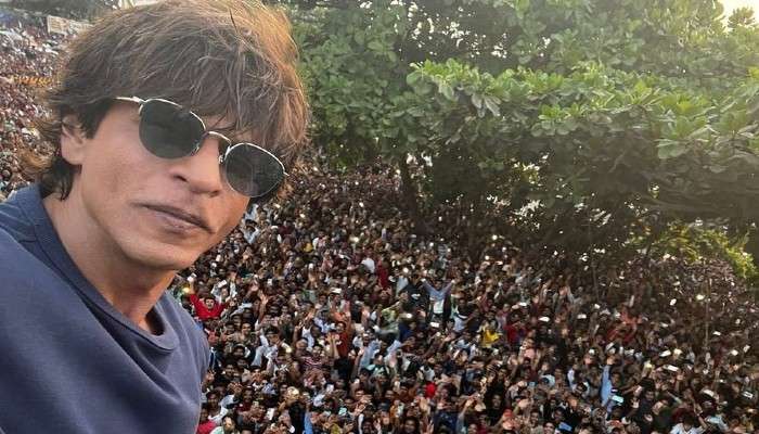 Shah Rukh in Eid 2022: মন্নতের বাইরে উপচে পড়া ভিড়, চেনা মেজাজে ফ্যানেদের ধরা দিলেন শাহরুখ, দেখুন ভিডিও