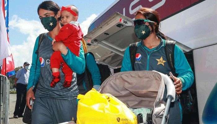 Bismah Maroof: কোলের মেয়ে ফাতিমাকে নিয়ে বিশ্বকাপ অভিযান! আপ্লুত পাকিস্তানের 'সুপার মম' 