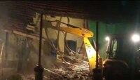 রেলের জমিতে বেসরকারি স্কুল, ভেঙে গুঁড়িয়ে দিল রেল কর্তৃপক্ষ 
