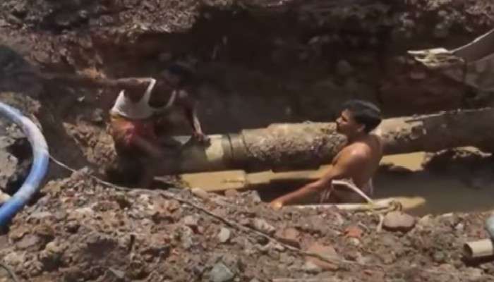Barabazar: জলের পাইপ ফেটে বড়বাজারে রাস্তায় ধস, যানজটের আশঙ্কা Barabazar: জলের পাইপ ফেটে বড়বাজারে রাস্তায় ধস, যানজটের আশঙ্কা