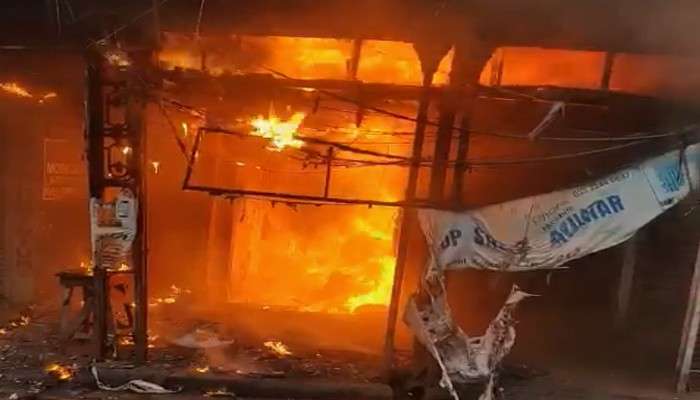 Kolkata Fire:  প্রবল ধোঁয়ায় ঢাকল আকাশ, চাঁদনি চকে কাপড়ের শোরুমে আগুন, ঘটনাস্থলে দমকলের ৫ ইঞ্জিন