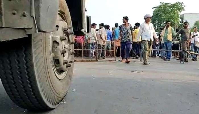   Bankura Accident: বেপরোয়া গতির বলি শিশু, দেহ নিয়ে জাতীয় সড়কে অবরোধ স্থানীয়দের