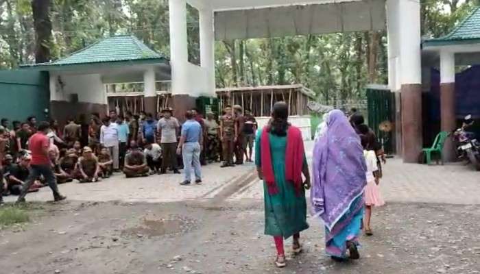 Bengal Safari Park:  দিনভর গেট আটকে বিক্ষোভ কর্মীদের, বিপাকে পর্যটকরা