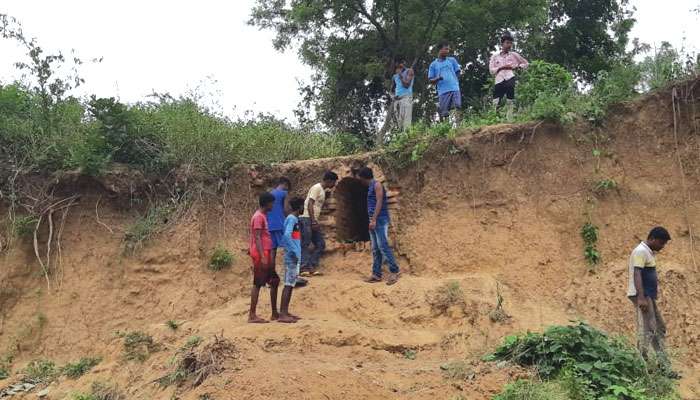 Bankura River Tunnel: নদীর পাড় ধসে যেতেই বেরিয়ে পড়ল রহস্যময় সুড়ঙ্গের মুখ