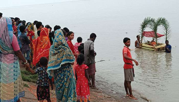 Sundarban: সাপের কামড়ে মৃত সন্তানকে নদীতে ভাসিয়ে দিল বাবা-মা, একদিন পরে ফিরল সেই ভেলা