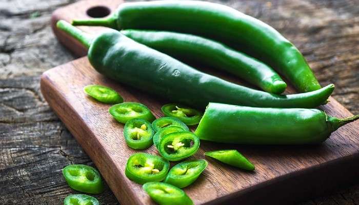 Green Chilli: রোজ মাত্র ১ কাঁচালঙ্কায় ঘায়েল হাজার সমস্যা! জেনে নিন কী কী? 