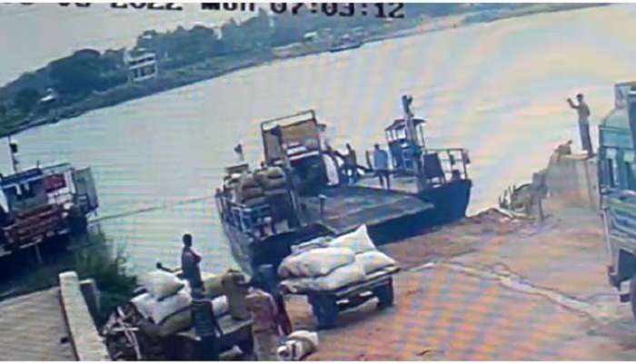 Kalna Accident, Shocking Video: ভাগীরথীতে তলিয়ে গেল লরি, জলের ৩০ ফিট গভীরে &#039;আটক&#039; চালক-খালাসি!