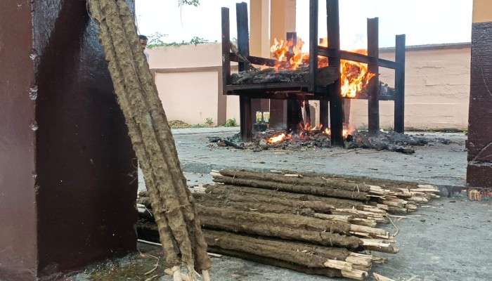 Jalpaiguri: সবুজ বাঁচিয়ে ঘুঁটে দিয়ে দাহকাজ! ৪০ বছরে ১৬৩৩টি সৎকার  