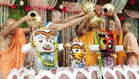 কলকাতার ইসকনে শ্রদ্ধার সঙ্গে অনুষ্ঠিত হল স্নানযাত্রা; এসে গেল রথযাত্রা 