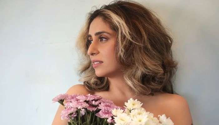 Neha Bhasin: পরনে শুধু জিন্স, স্তন ঢেকেছেন ফুলে, বোল্ড ফটোশুটে নায়িকাদের টেক্কা গায়িকা নেহার