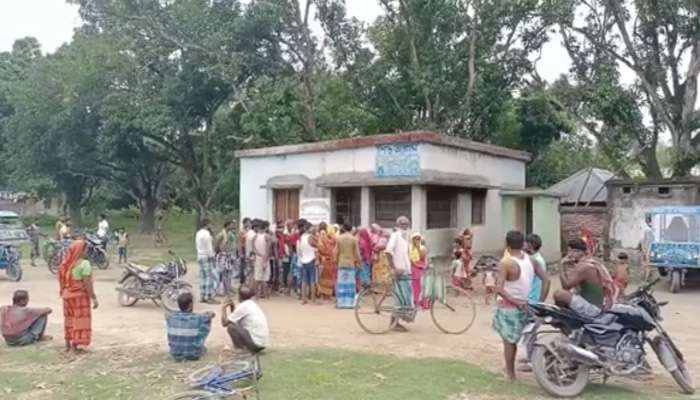 Malda: অঙ্গনওয়াড়ি কেন্দ্রের খাদ্যে কারচুপি, বিক্ষোভ স্থানীয় বাসিন্দাদের 