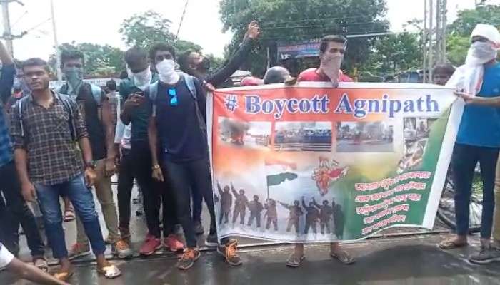 Agnipath Scheme Protest: &#039;অগ্নিপথ&#039; বিক্ষোভে বারাকপুরে রেল অবরোধ, শিয়ালদহ মেন শাখায় বন্ধ ট্রেন, নাকাল যাত্রীরা
