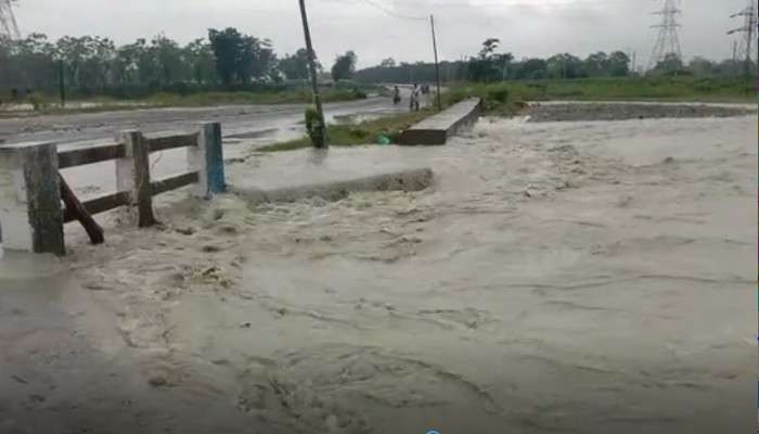 Malbazar: পাহাড়ে অতিরিক্ত বৃষ্টি, জাতীয় সড়কের ওপর দিয়ে বইছে নদীর জল 