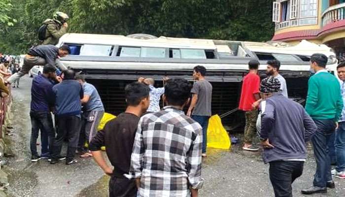 Bus Accident: গ্যাংটক থেকে ফেরার পথে উল্টে গেল নামী কলেজের বাস, হাসপাতালে ভর্তি একাধিক পড়ুয়া