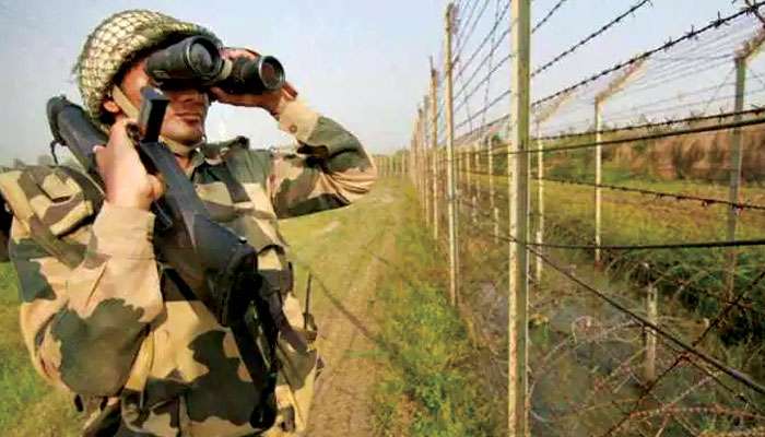 BSF Hands over Pak Boy: কাঁটাতারের বেড়ার কাছে দাঁড়িয়ে অঝোরে কাঁদছিল পাক শিশু, বাবার হাতে তুলে দিল বিএসএফ