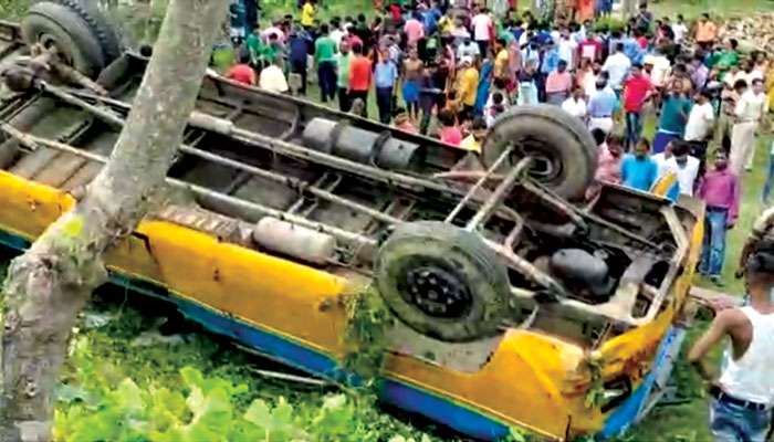 Malda Bus Accident: মালদহে রাস্তার পাশে উল্টে গেল ছাত্রবোঝাই স্কুলবাস, আহত বহু