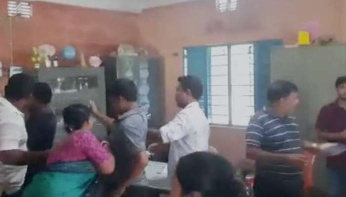Video: ক্লাসে ছাত্রীর &#039;শ্লীলতাহানি&#039;! স্কুলে বিক্ষোভ, অভিযুক্ত শিক্ষককে মারধর 