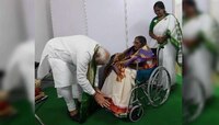 স্বাধীনতা সংগ্রামীর নবতিপর মেয়ের পা ছুঁলেন মোদী, নিলেন আশীর্বাদ