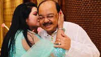 চির শোভন ৫৯, প্রিয় বন্ধুকে উষ্ণ চুম্বন বৈশাখীর