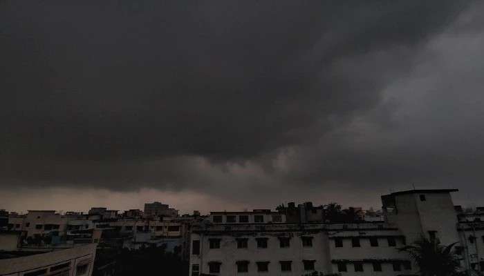 Weather Today: মেঘলা আকাশ মহানগরে, হালকা থেকে মাঝারি বৃষ্টির সম্ভাবনা রাজ্যে