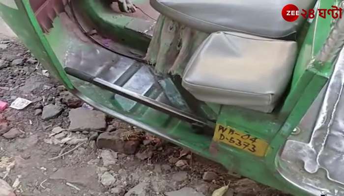 Maniktala: Auto overturns due to dumping of construction materials