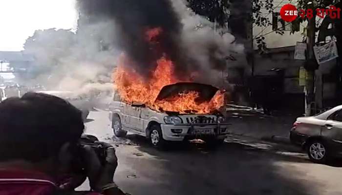 Rajabazar: Fire in moving car, car completely gutted in twenty minutes 