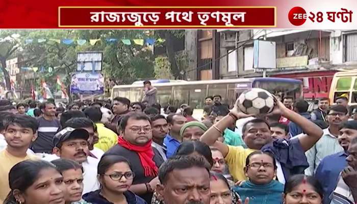 Vivekananda  armed pictures on the way football protests and marches of the Trinamool 